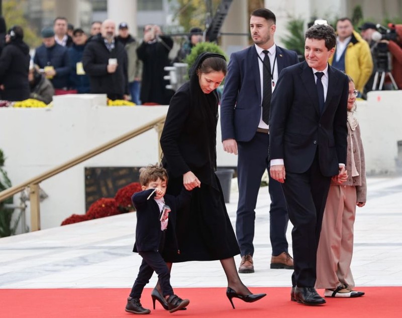 Fiul lui Nicușor Dan, moment amuzant la sfințirea Catedralei Mântuirii Neamului. Gestul micuțului l-a făcut pe președintele României să râdă