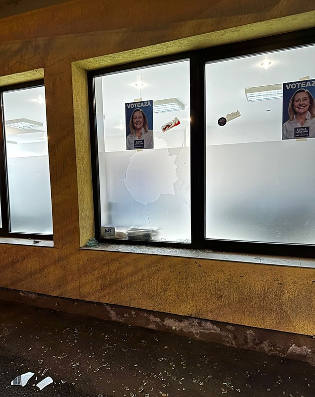 Sediul de campanie al USR Maramureș, vandalizat. Candele la intrare, poliția face cercetări