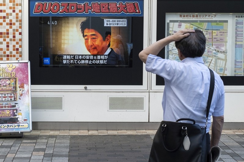 Imagini cu Shinzo Abe, difuzate în Tokyo (foto Profimedia)