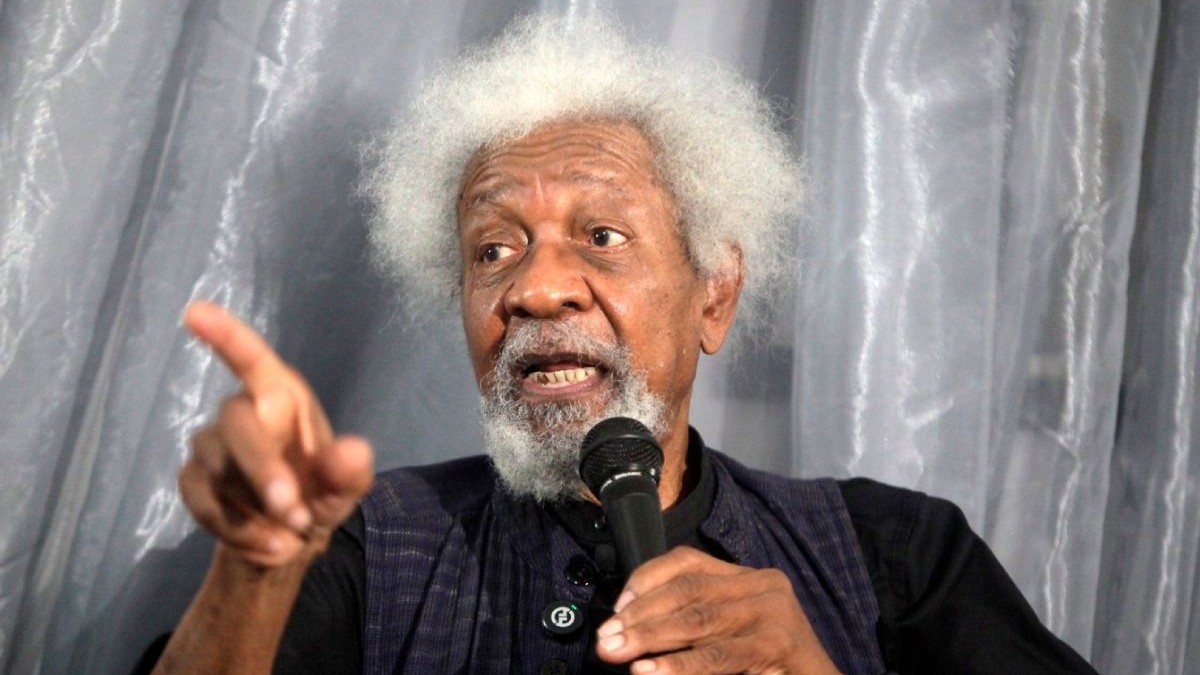 Prof. Wole Soyinka, laureat al Premiului Nobel, vorbește în timpul unei discuții cu câțiva editori la Galeria de Artă Kongi Harvest, Freedom Park, în Lagos, Nigeria, pe 14 iunie 2025, in mana stanga tine un microfon, mana dreapta e ridicata si arata cu degetul