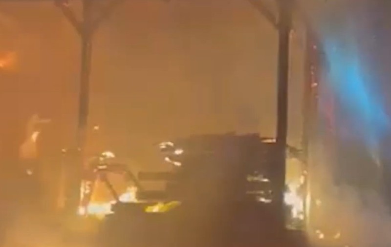O casă din Cluj a fost mistuită de flăcări și distrusă în mai puțin de trei ore. Proprietara a avut nevoie de îngrijiri medicale | VIDEO
