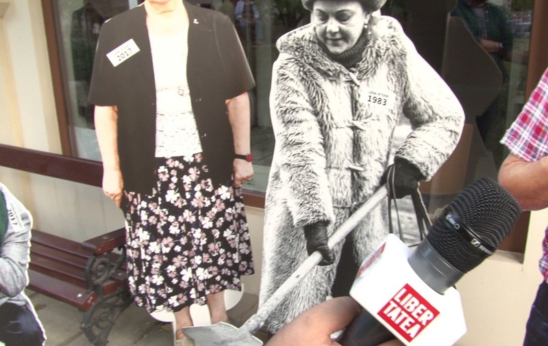 VIDEO/ Ipostaze din comunism. Povestea din spatele pozei cu ”diriga” în palton și cu poșeta pe mână care dă la lopată