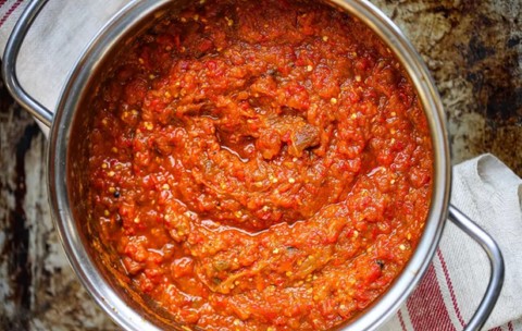 Cum îți dai seama când zacusca este fiartă suficient. Sursă foto: Shutterstock