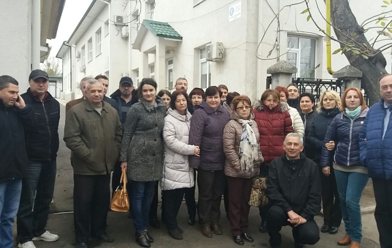 Sute de angajați ai APIA din țară au ieşit în stradă, nemulţumiţi că le vor scădea salariile| FOTO