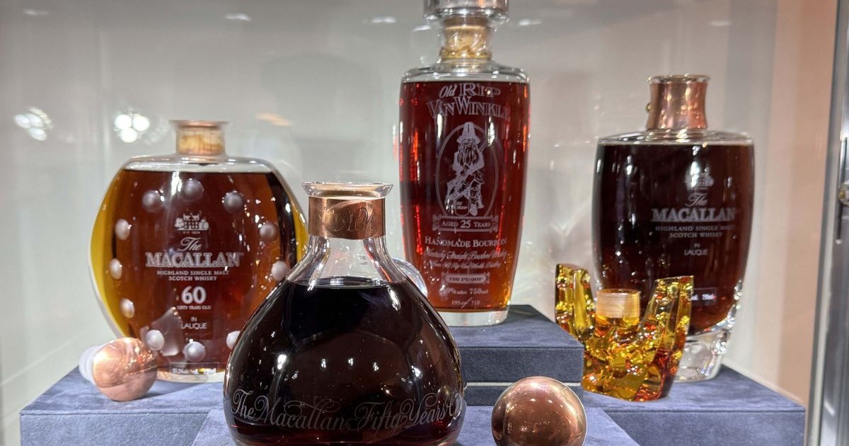 Whisky scoțian Macallan Highland Single Malt de 60 de ani, în stoc la Lalique, alături de alte whisky-uri Macallan expuse pentru licitația de lux Sotheby's New York din toamna anului 2024, care a avut loc la Sotheby's New York