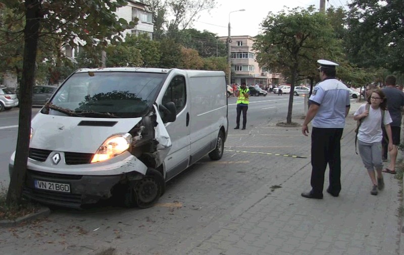 Un bărbat din Focşani a provocat un accident grav în oraş. O tânără asistentă medicală, mamă a doi copii, dusă în comă la spital