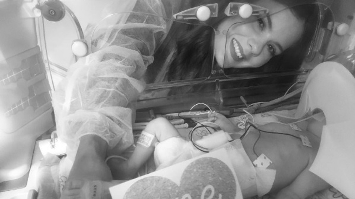 Soția lui Wisin, lângă incubatorul în care era ținută fetița lor, ce a murit la doar o lună de la naștere