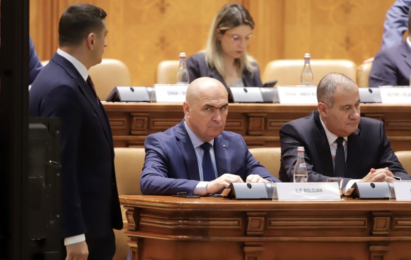Toate cele patru moțiuni de cenzură depuse împotriva Guvernului Bolojan au fost respinse în Parlament. Ce urmează