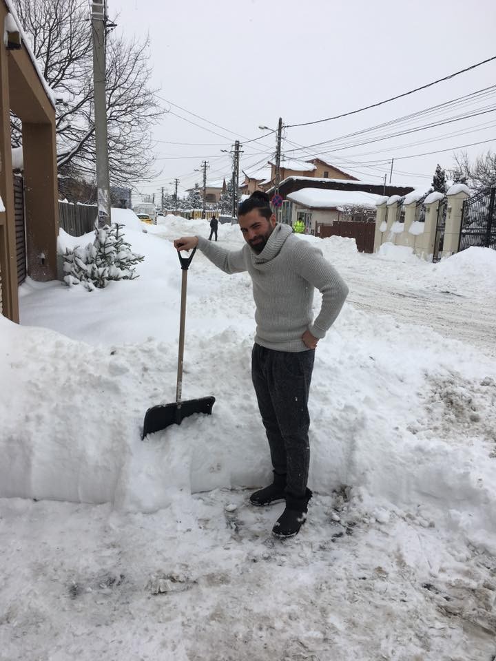 Pepe a ieșit la dat zăpada: a făcut lună pe stradă și în curte