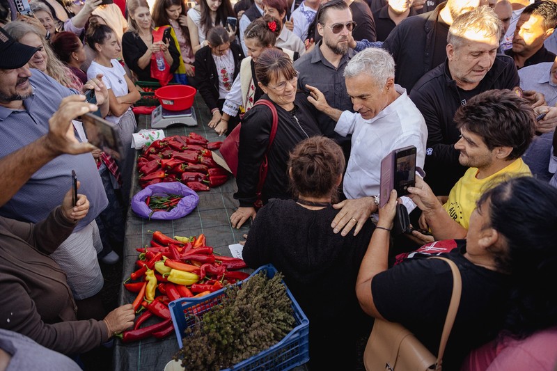 Călin Georgescu printre vânzătorii de ardei din piața din Codăești