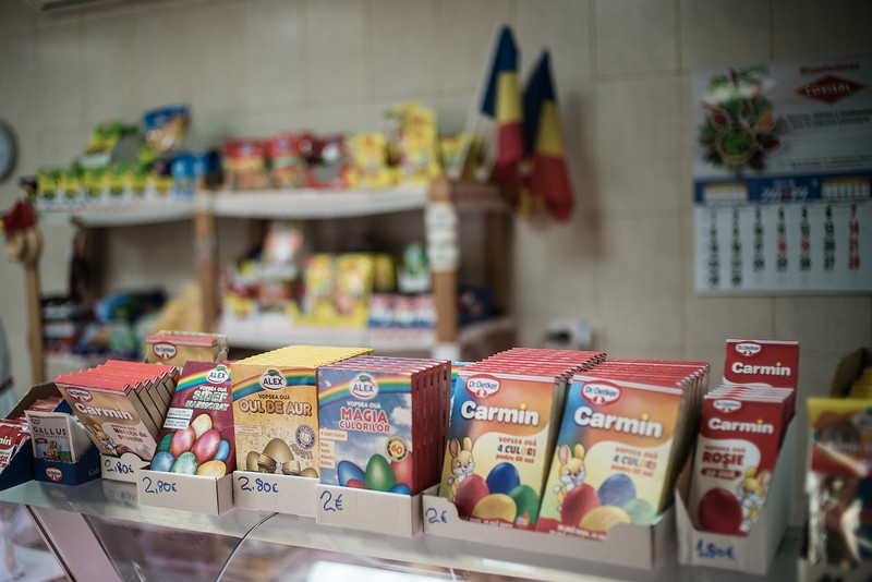Rafturi cu produse românești în Carnicería Caraiman, Burriana, provincia Castellón