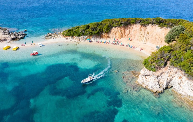 De ce tot mai mulți români aleg Albania pentru vacanța de vară