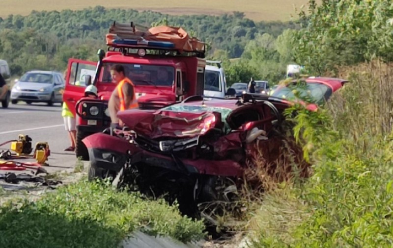 Șoferiță română, între cei trei morți din accidentul cu două Dacii de pe o șosea din Bulgaria, tranzitată de mii de turiști români