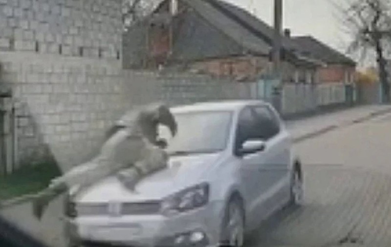 Un șofer lovește un polițist, îl ia pe capotă și gonește mai departe, în Ucraina | VIDEO