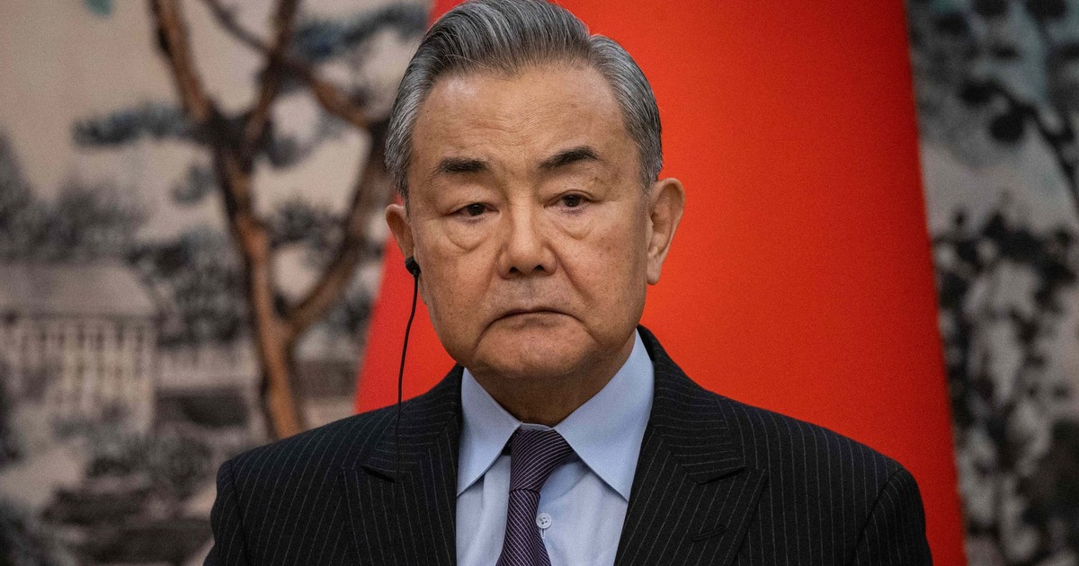 Wang Yi surprins în cadrul unei conferințe de presă.