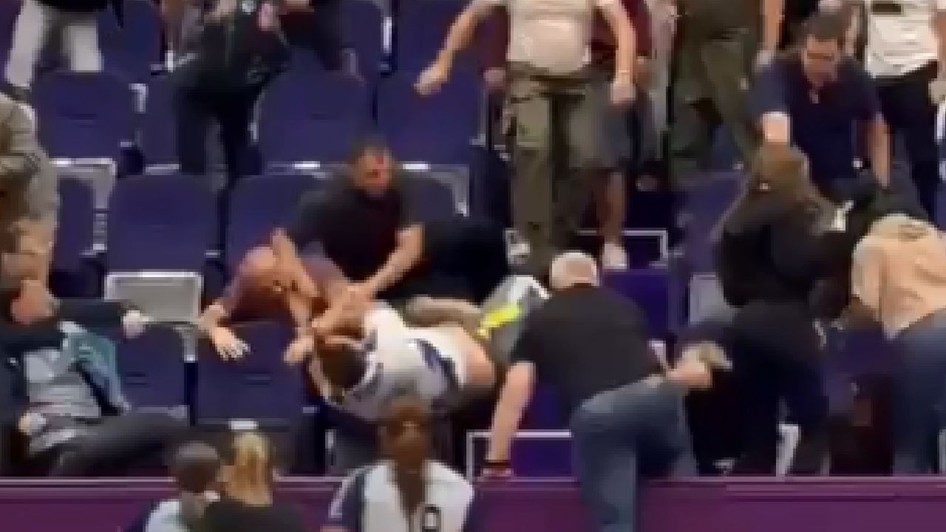 Părinții se bat în tribune, la un meci de junioare 3