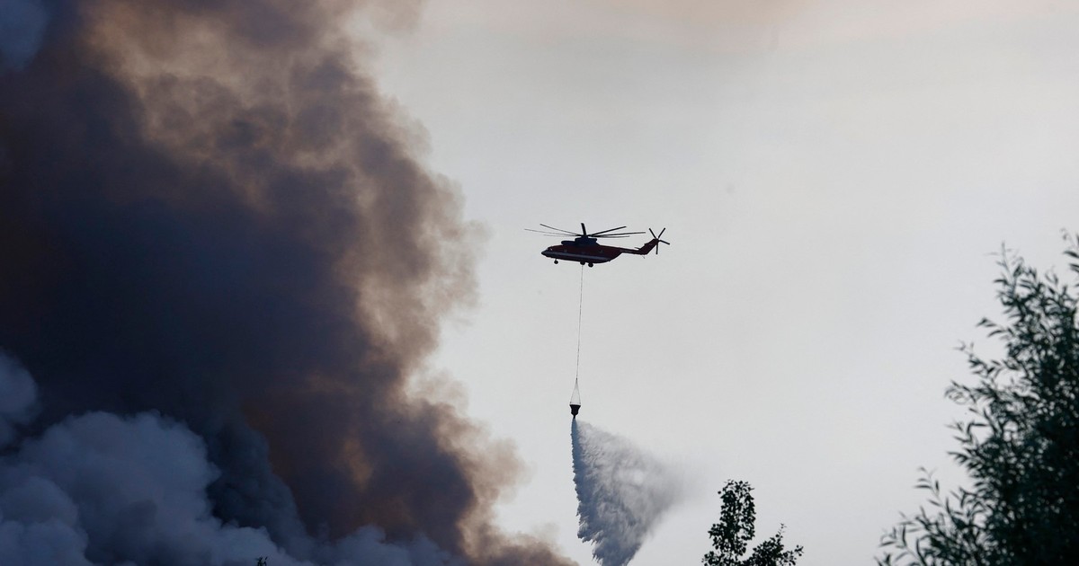Un elicopter încearcă să prevină extinderea incendiului de la depozitul Wildberries lovit cu drone ucrainene Foto: Profimedia
