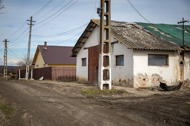 Casa nouă se află la doi paşi de hambarul unde a locuit familia Mocanu