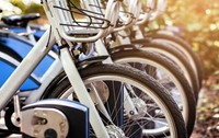 Mai multe biciclete în zona specială pentru depozitare