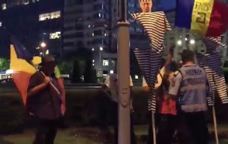 Protest în fața Guvernului. Peste 50 de oameni scandează împotriva Executivului și a PSD