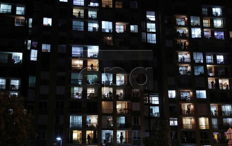 VIDEO | Filme proiectate pe un ecran gigant pentru spectatorii din balcoane, în capitala Columbiei