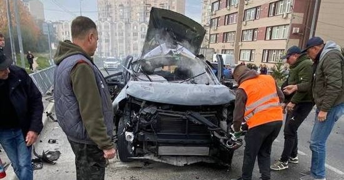 Mașina în care era un ofițer superior rus din Flota Mării Negre a sărit în aer pe o stradă din Sevastopol Sursă:X/Sota