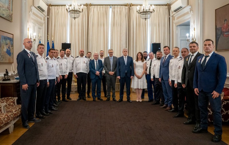Polițiștii români, recompensați de statul francez pentru contribuția la capturarea lui Mohamed Amra. Cum au ajutat la prinderea unuia dintre cei mai mari fugari