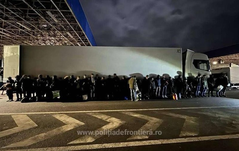 Aproape 40 de migranți prinși într-un TIR cu textile în timp ce încercau să iasă din România pe la vama Nădlac II
