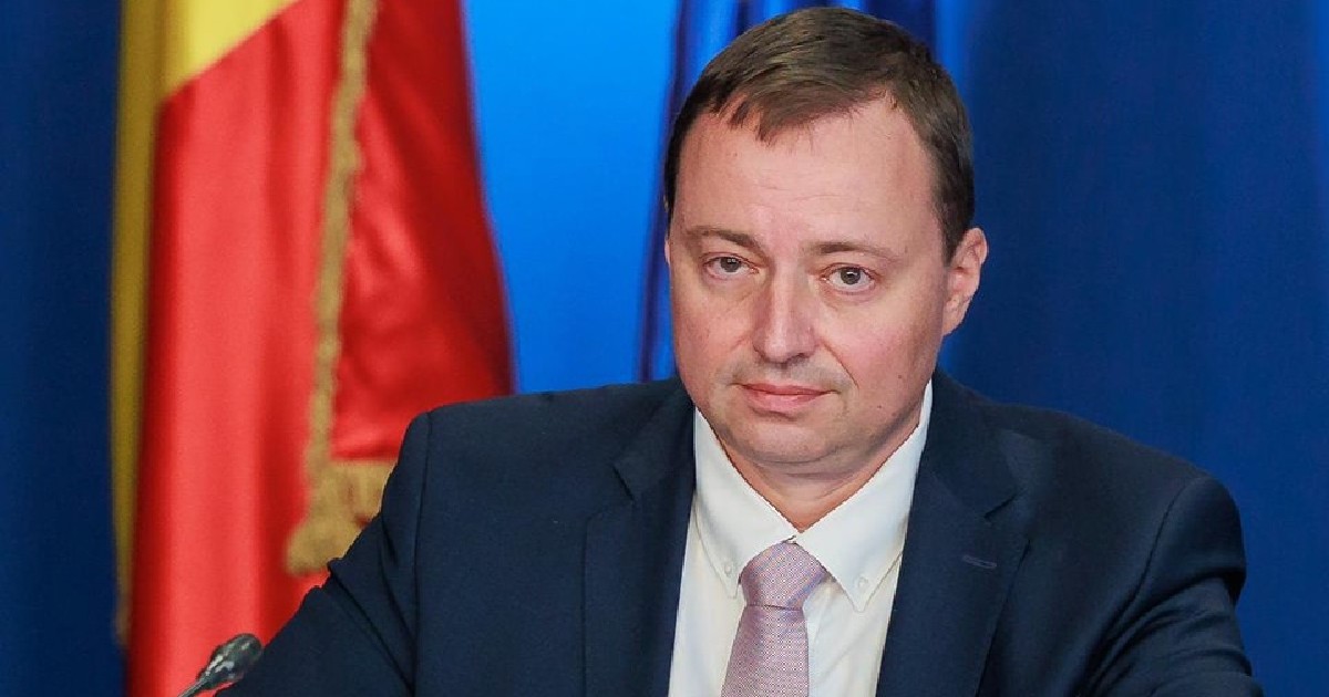 Directorul CNAIR, Cristian pistol, în timp ce semnează un contract