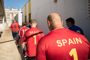 După meci, echipele de fotbal merg la vestiarul comun