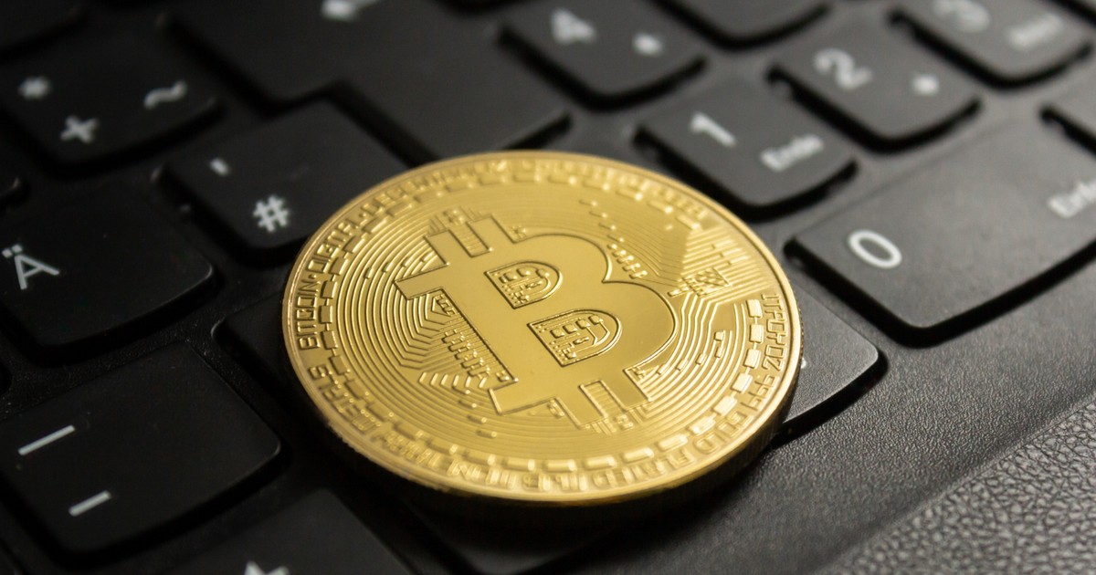 monedă bitcoin așezată pe o tastatură
