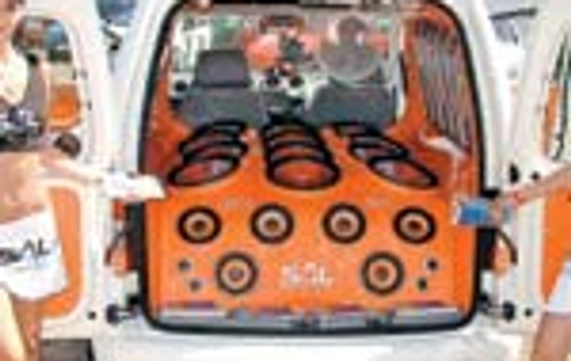 Masina cu 40  boxe