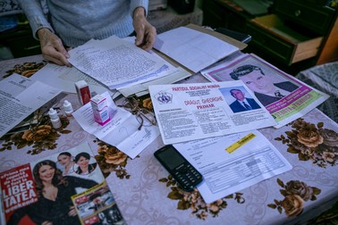 Gheorghe ne arată actele de când a candidat la primăria comunei