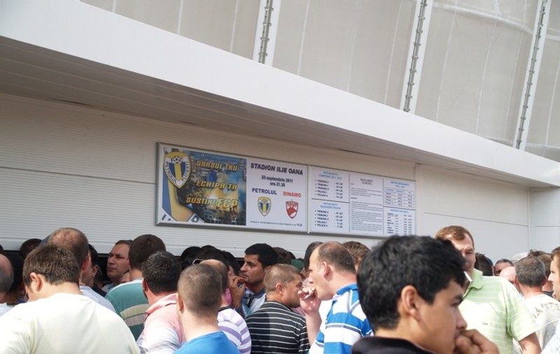 Buluceală la casele de bilete de la stadionul «Ilie Oană»: ”Am stat cinci ore la coadă degeaba! Nu prind bilete, fac urât rău”