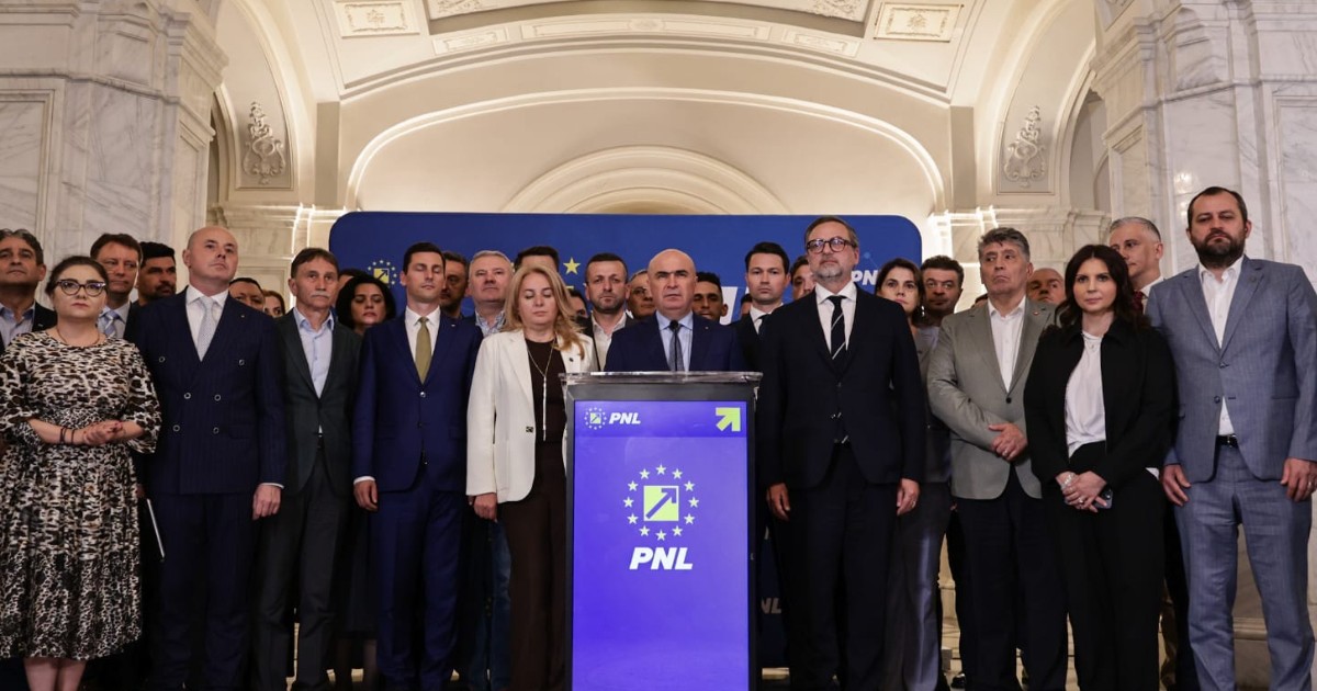Ilie Bolojan, în timpul conferinței de presă susținută după BPN al PNL, alături de mai mulți membrii liberali