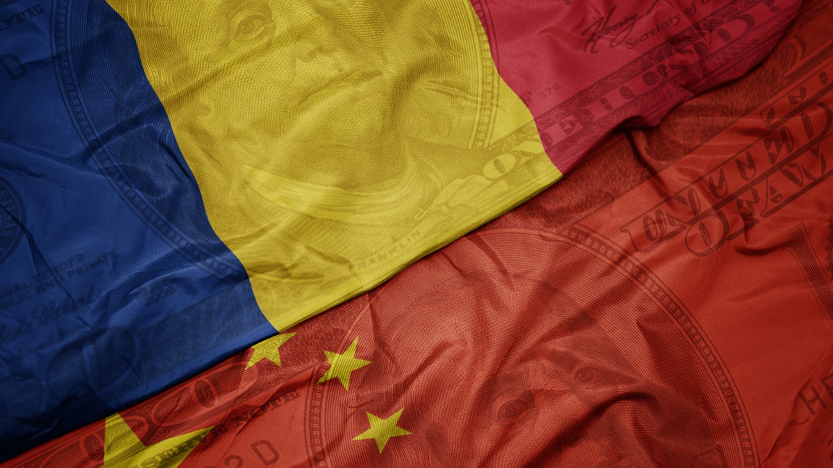 steagul colorat al României și steagul național al Chinei pe fundalul banilor dolar. concept financiar