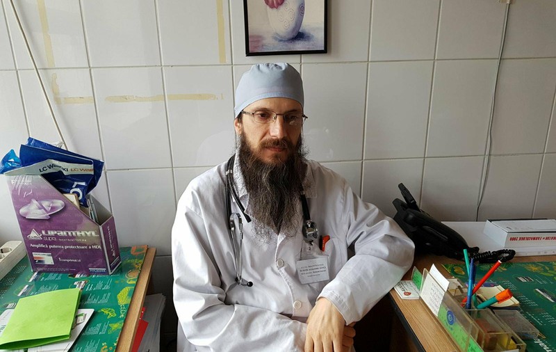 VIDEO/Părintele Pavel, călugărul medic care împarte pașii vieții între mănăstire și pacienți. ”Dumnezeu a insistat să merg pe această cale”