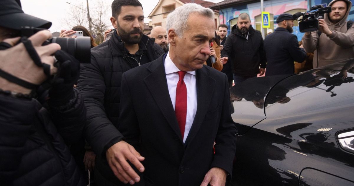 Călin Georgescu, în public, spre secția de votare