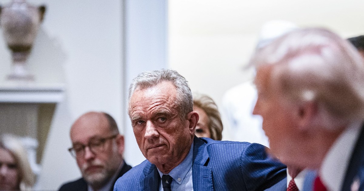 Robert Kennedy (în centrul imaginii), la o ședință alături de Donald Trump, care se uită spre el Foto: Hepta
