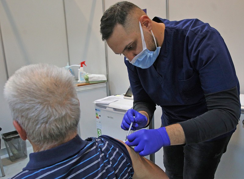 Pentru vaccinul Pfizer o singură doză are o eficienţă de 85-90%. Foto Dumitru Angelescu