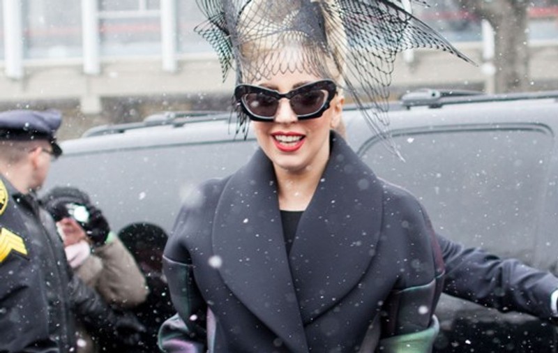Lady Gaga vine la Bucureşti însoţită de bărbatul care îi oferă cele mai mari plăceri! Şi nu este vorba de iubitul ei!