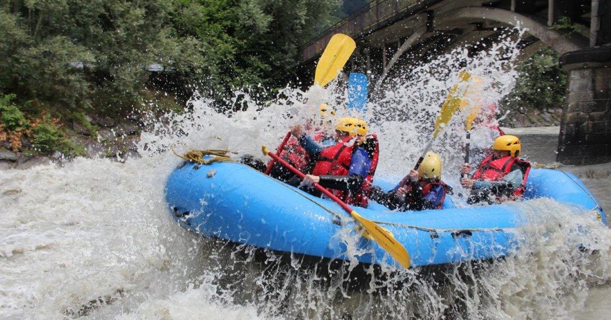 a căzut în râul Jiu în timp ce făcea rafting