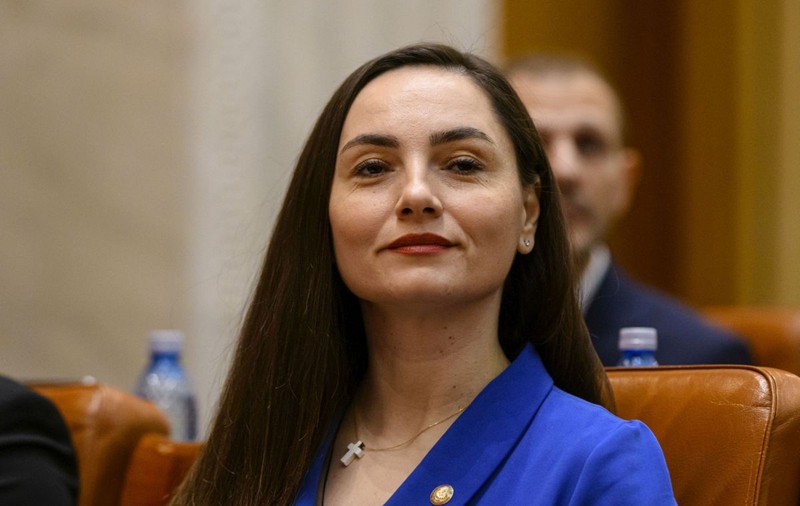 Președinta POT a fost ironizată după ce s-a fotografiat cu „produse românești” care nu sunt de sezon: „Roșii dacice în februarie!”