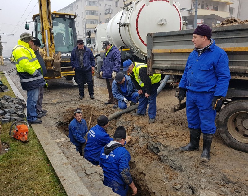 FOTO: Dorel ”a lovit” la Vaslui: conducta de apă recent înlocuită în centrul orașului se sparge în fiecare zi