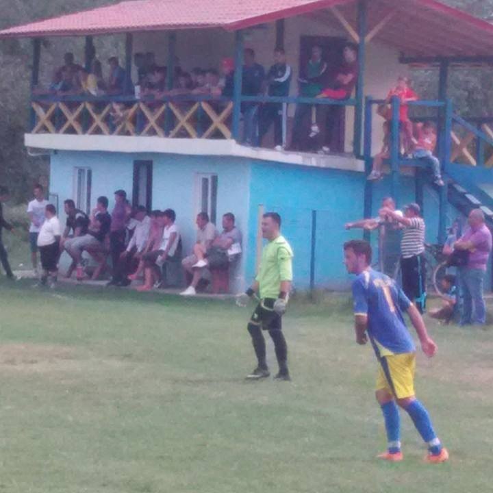Așa arată tribuna „oficială” de la stadionul din Coada Izvorului FOTO: Facebook Cetatea Coada Izvorului