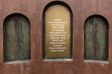 Monumentul de la marginea cimitirului. Foto: Eli Driu