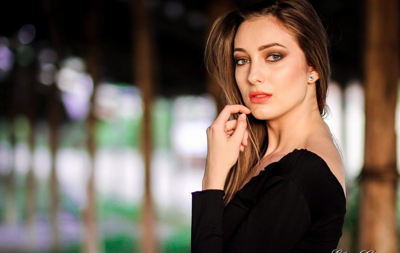 REPORTAJ/ Bianca Banu răstoarnă mitul tocilarului. Ar putea fi un model de succes, dar a ales să studieze la Sorbona