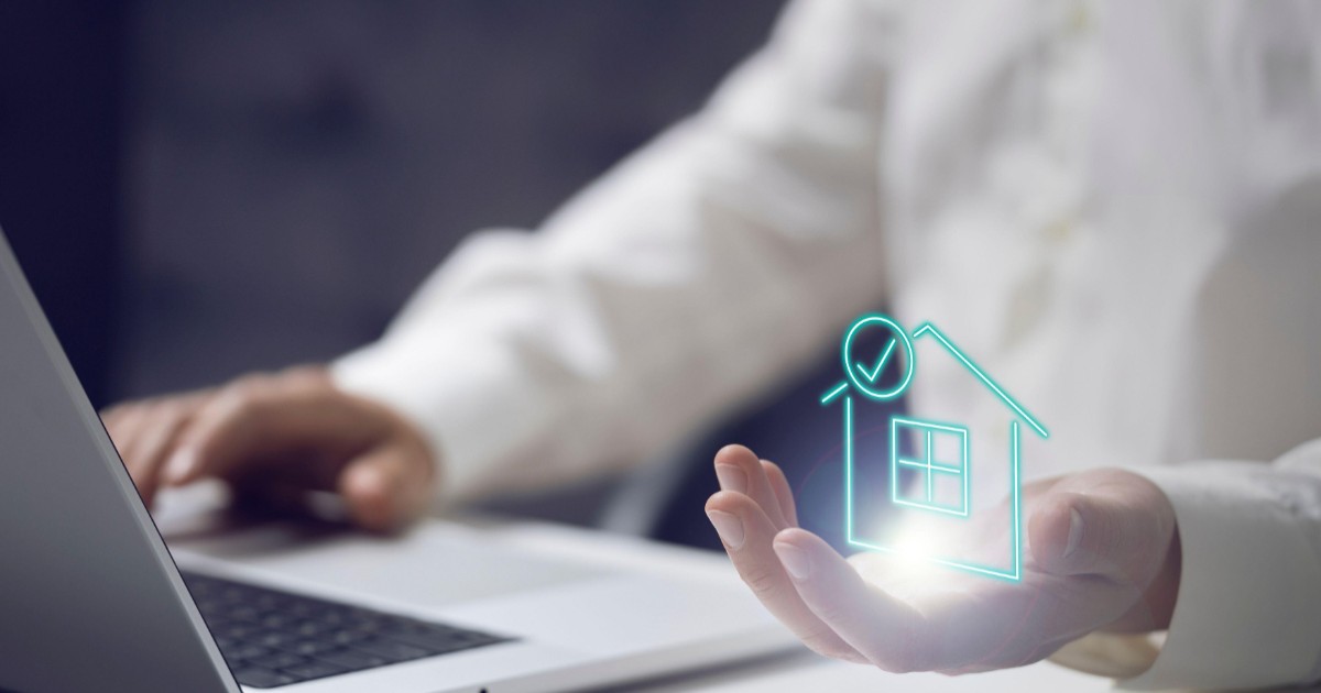 Un profesionist este angajat în analiza opțiunilor de credit ipotecar în scopuri imobiliare și de asigurare.