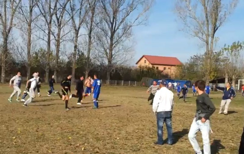 Un arbitru din România a fugit prin gârlă pentru a-și scăpa pielea! ”Altădată a stat și a luat-o rău pe coajă”