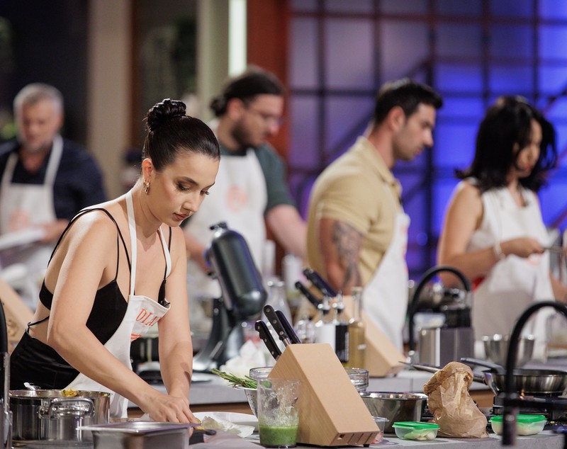 10 concurenți MasterChef sezonului 9 vor găti în această seară, alături de campioni din sezoanele anterioare. „M-am emoționat tare”